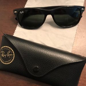 Ray-Ban wayfarers sunglasses